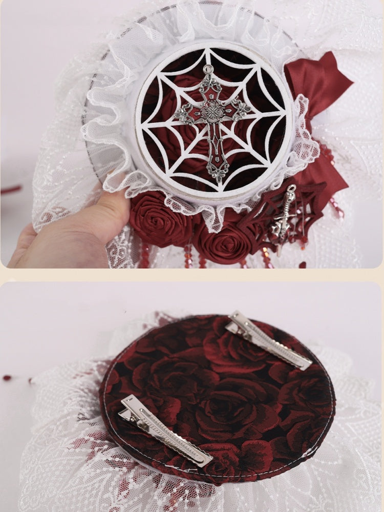 Mini chapeau à nœud papillon avec croix et épée en LCE blanc et rosettes rouges