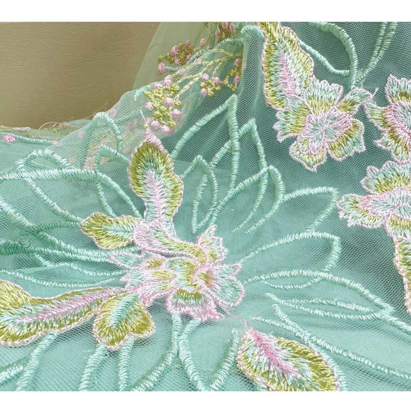 Ensemble chemise et jupe à broderie florale verte