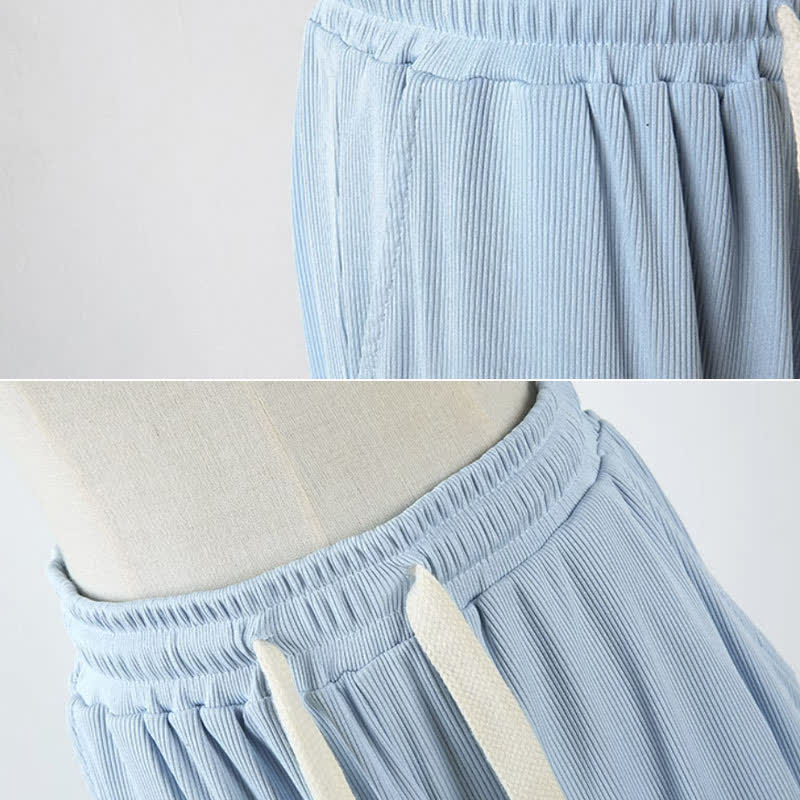 Blaues Strick-T-Shirt mit Kaninchenmuster und Cargohose