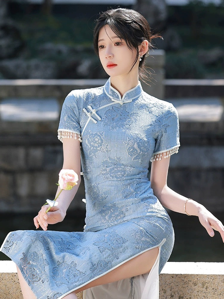Himmelblaues Cheongsam-Kleid