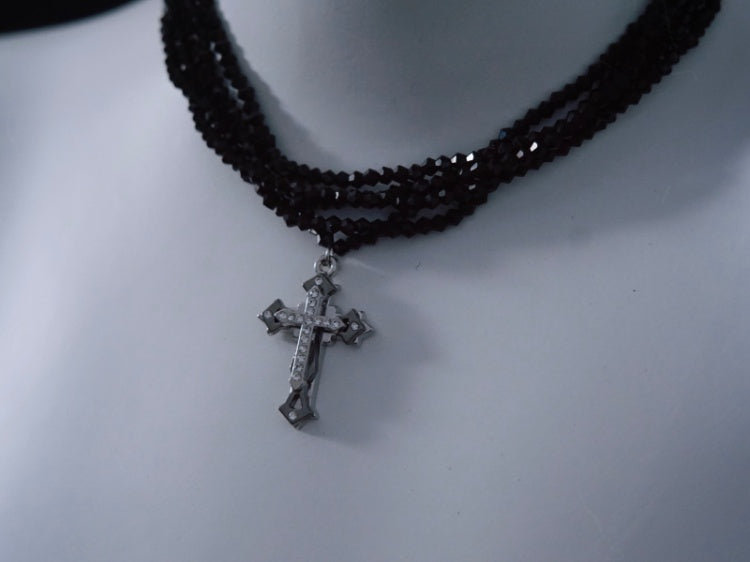 Collier multicouches noir avec pendentif croix en argent