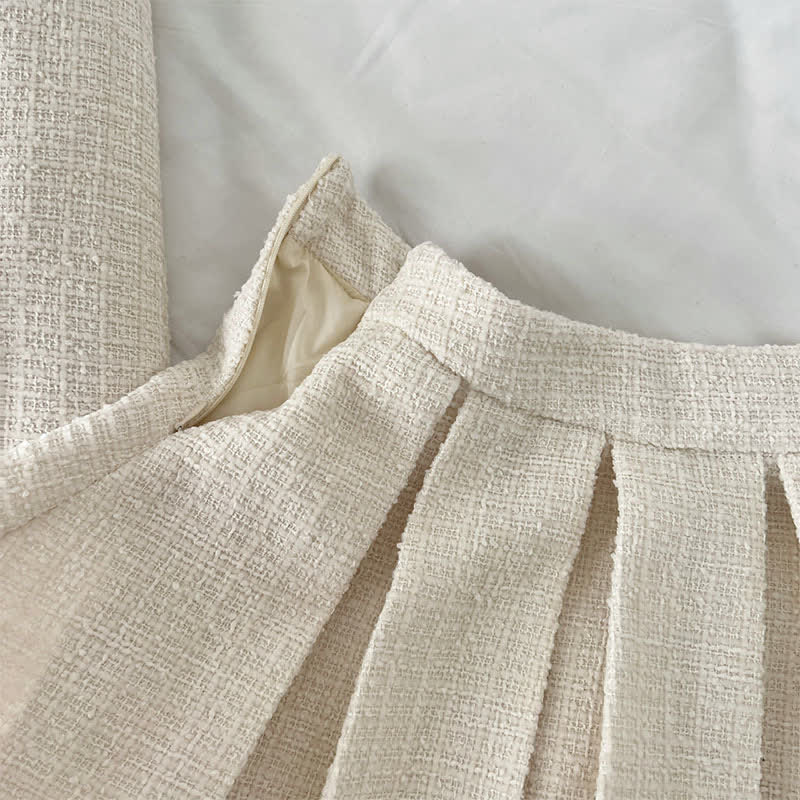 Elegantes Set aus flauschigem Reversmantel und plissiertem Minirock