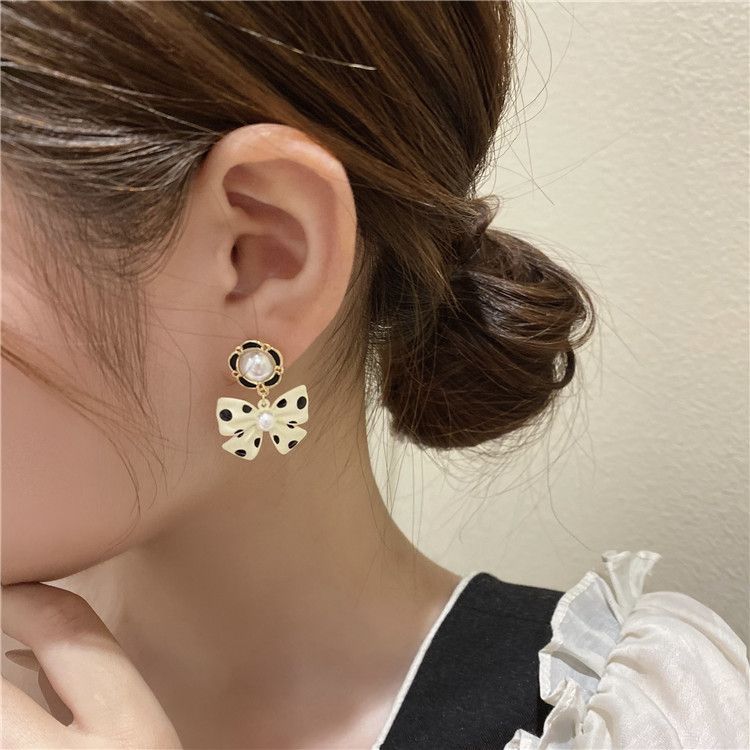 Boucle d'oreille pendante en fausse perle avec nœud