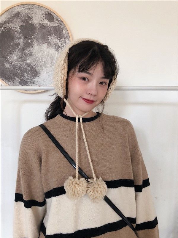 Cache-oreilles en tricot à pompons