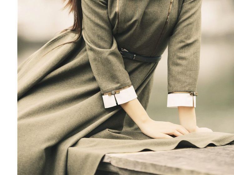 Robe mi-longue trapèze à manches longues et col contrasté