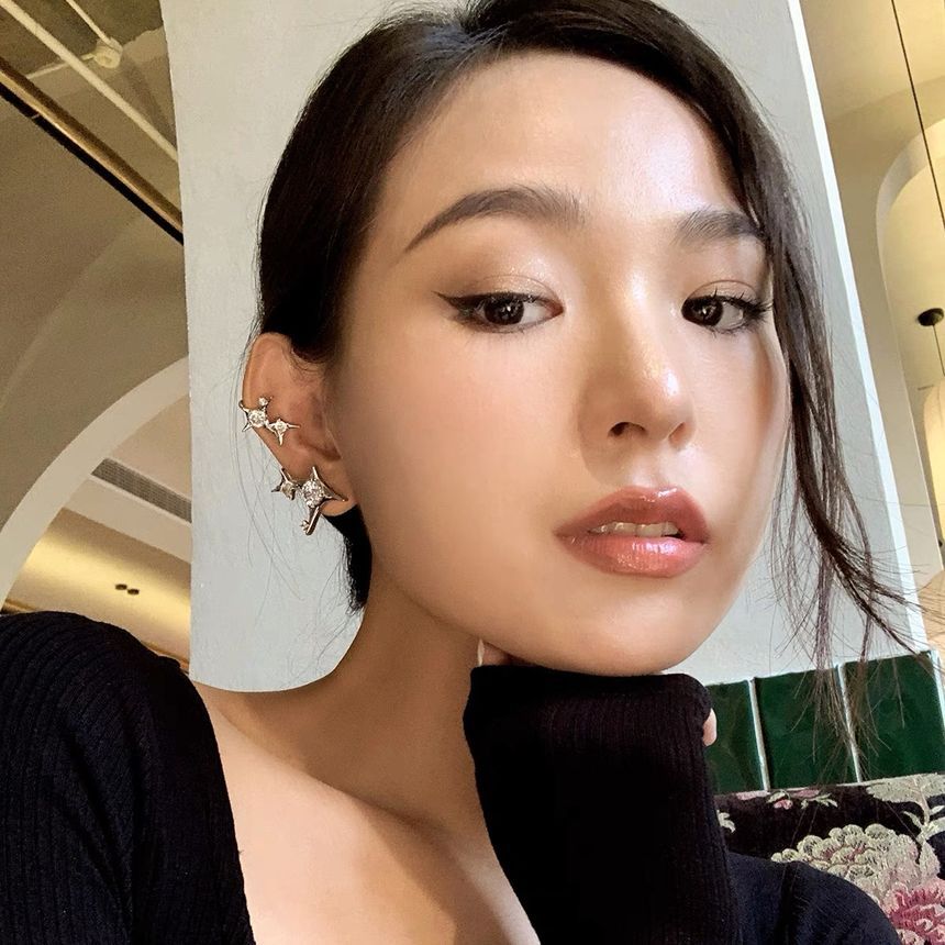 Boucle d'oreille manchette étoile strass