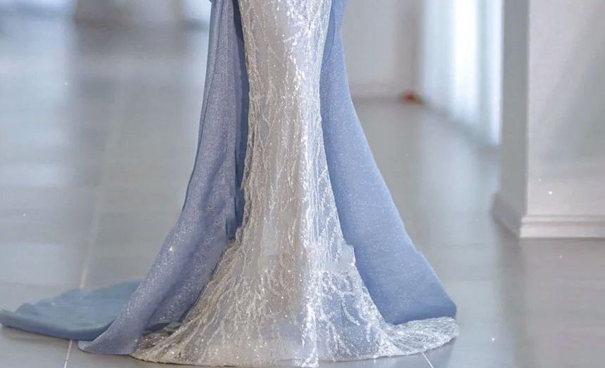 Robe de soirée sirène à empiècements en dentelle et épaules dénudées