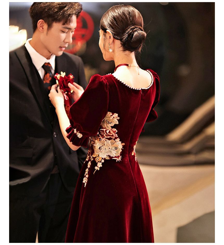 Robe de cocktail trapèze longue en velours à manches courtes et col en cœur avec broderies de fleurs et perles artificielles