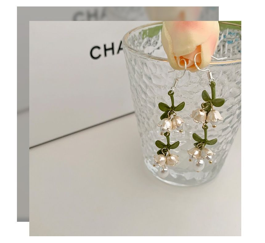 Boucle d'oreille pendante en fausse perle et fleur