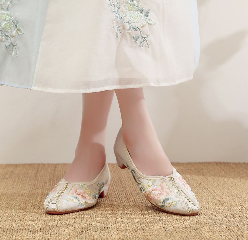 Floral Embroidered Pumps Satin