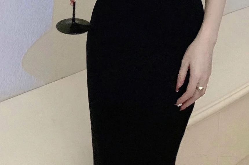 Neckholder-Abendkleid mit Schmetterlings-Applikation auf der Rückseite und figurbetontem Schnitt