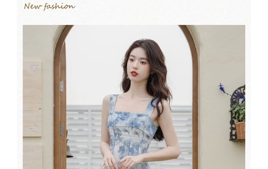 Robe mi-longue fleurie à bretelles spaghetti et col carré