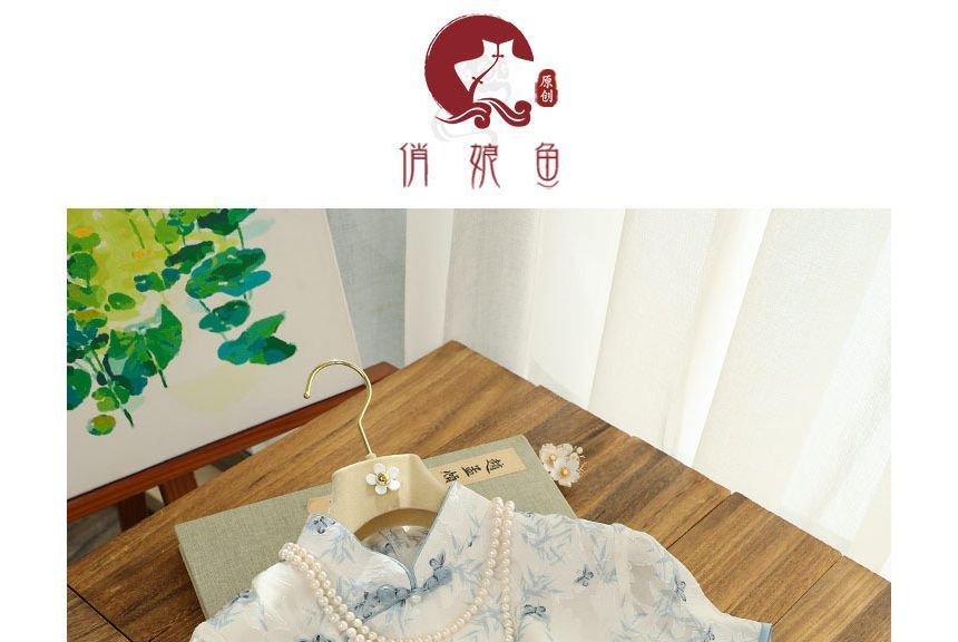 Qipao mi-longue à imprimé floral et manches courtes