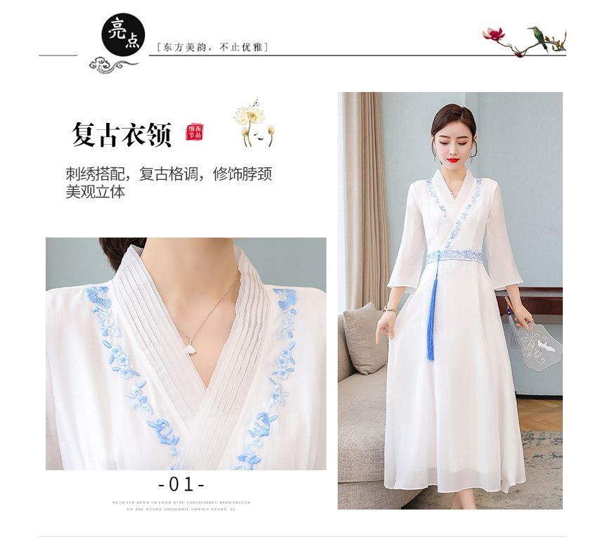 Robe trapèze mi-longue à manches 3/4, col en V, broderie florale et pompons