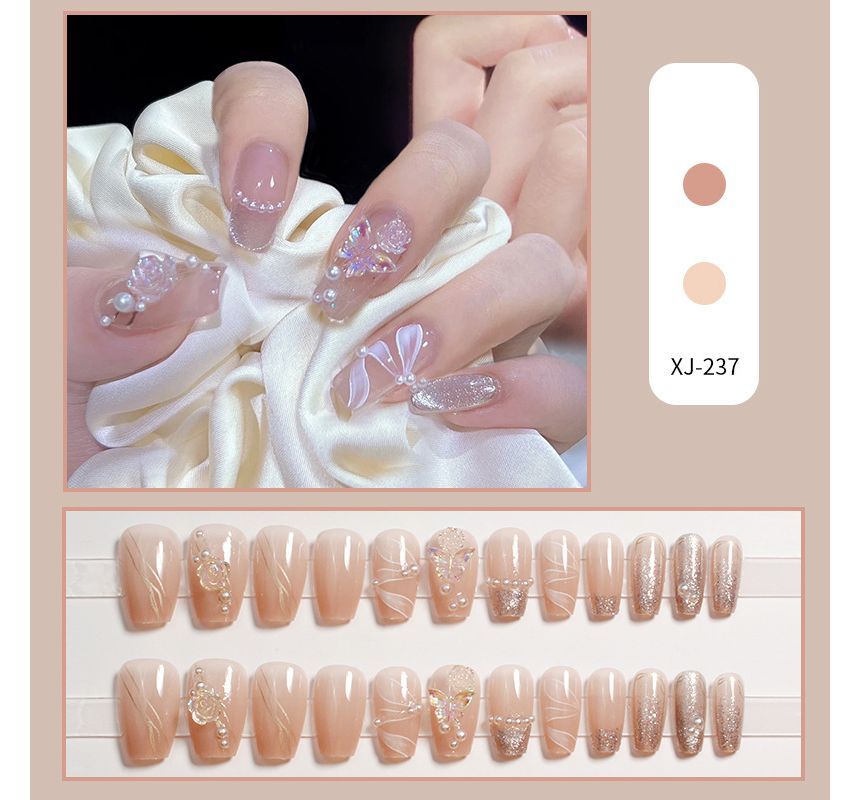 Faux ongles à motif floral et fausses perles