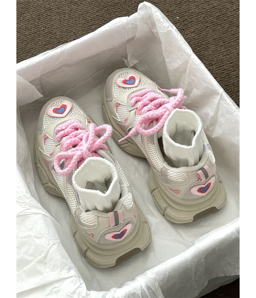 Baskets à plateforme avec appliqués en forme de cœur