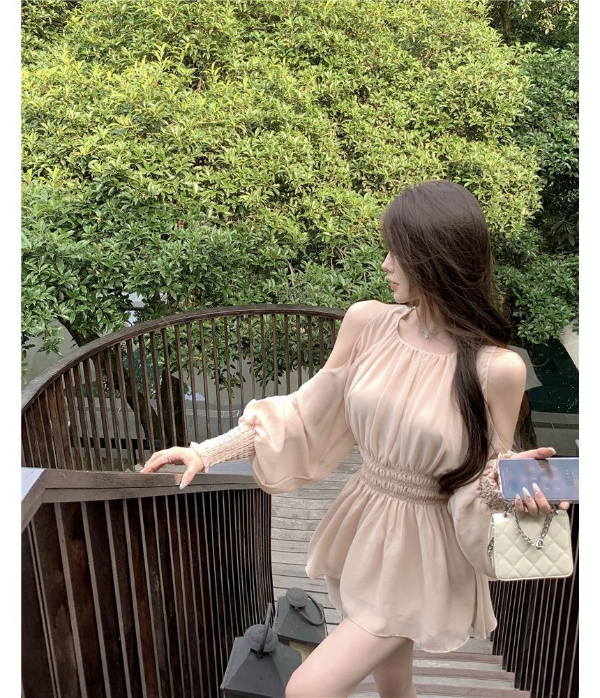 Ensemble : chemisier uni à épaules dénudées et basque + short taille haute