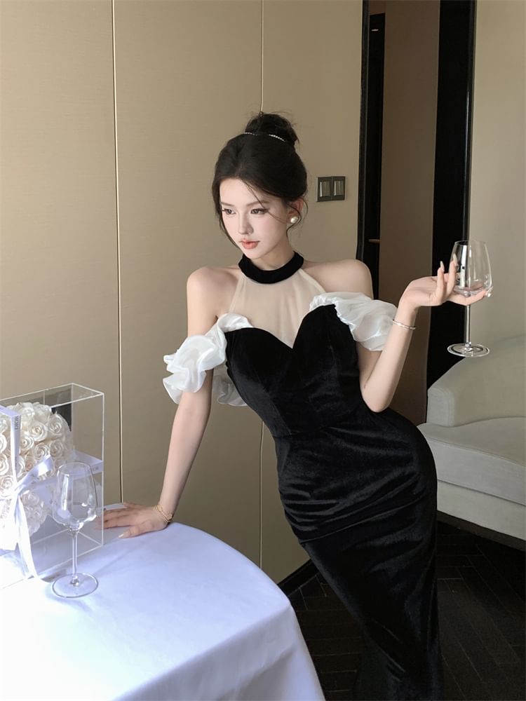 Robe de soirée sirène en velours à volants et empiècement en maille à épaules dénudées et col licou