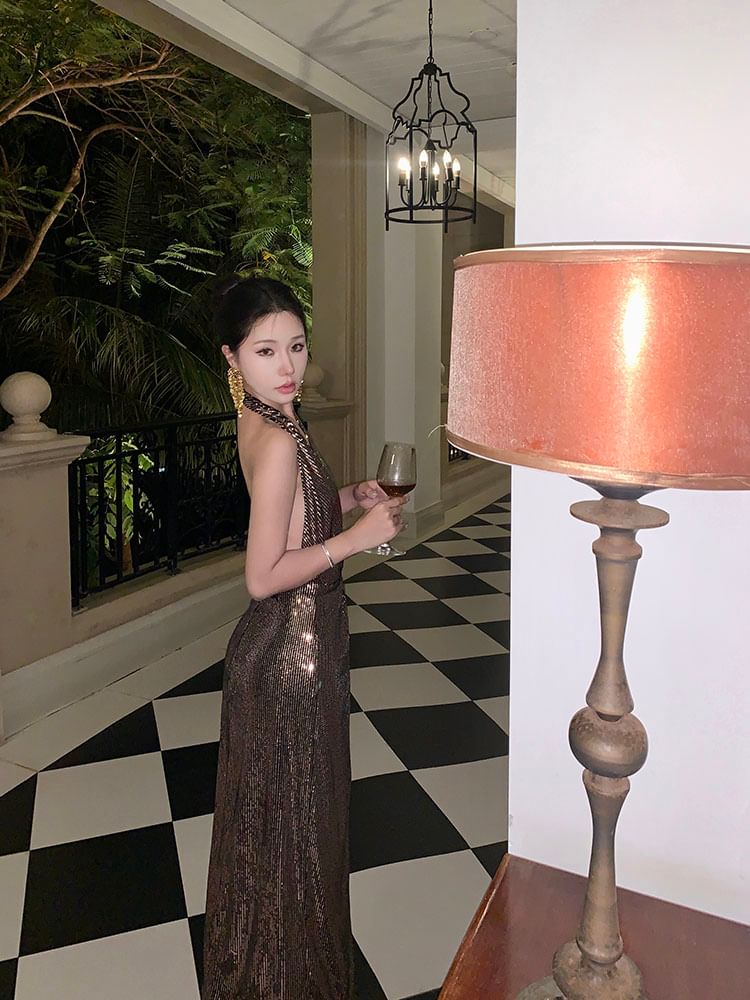 Robe de soirée fourreau fendue à dos nu et à sequins unis