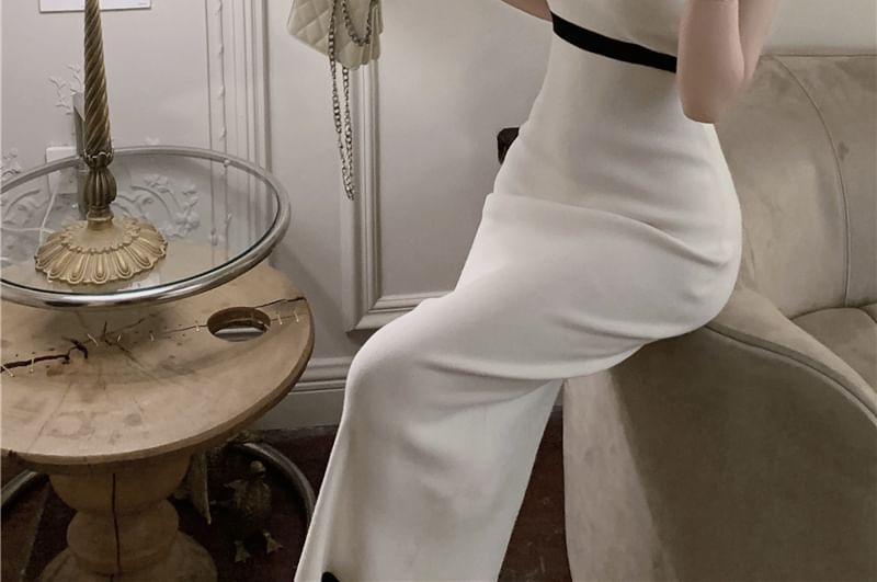 Robe fourreau longue en tricot bicolore à col ras du cou sans manches