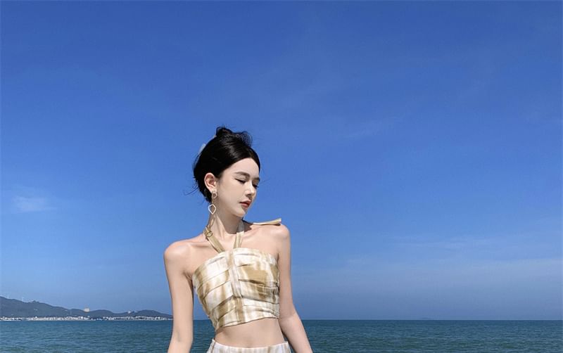 Ensemble : haut court à licou et col licou tie dye + jupe trapèze mi-haute taille mi-haute