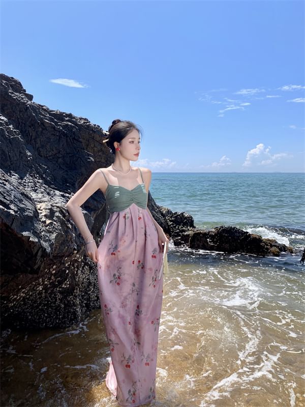 Robe d'été mi-longue froncée à empiècements et bretelles spaghetti à imprimé floral