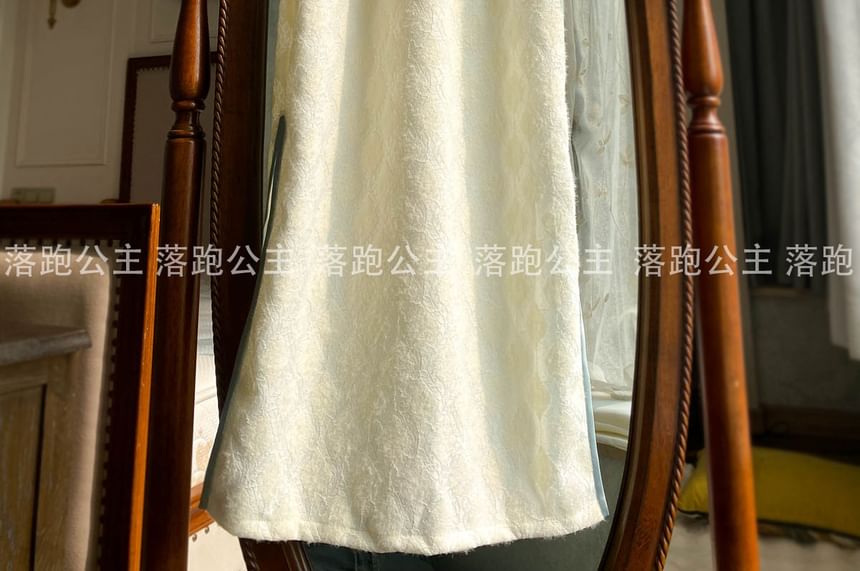 Langärmliges Maxi-Qipao aus Spitze mit Blumenstickereien in A-Linie