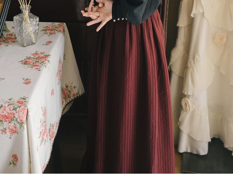 Chemisier à empiècements en dentelle unie à col montant / Jupe trapèze mi-longue taille haute / Ensemble