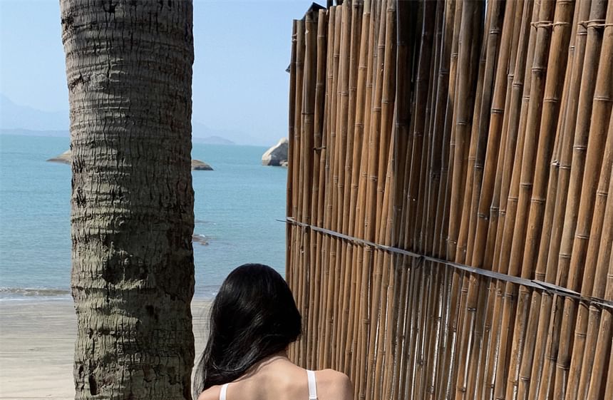 Robe longue moulante en dentelle à découpes unies et dos ouvert avec col licou