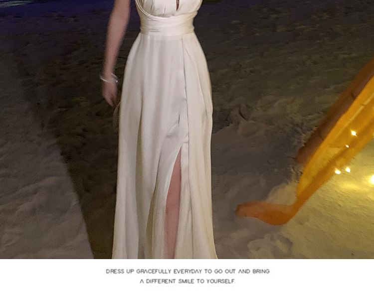 Robe longue en satin à dos nu avec découpes unies et fente dans le dos