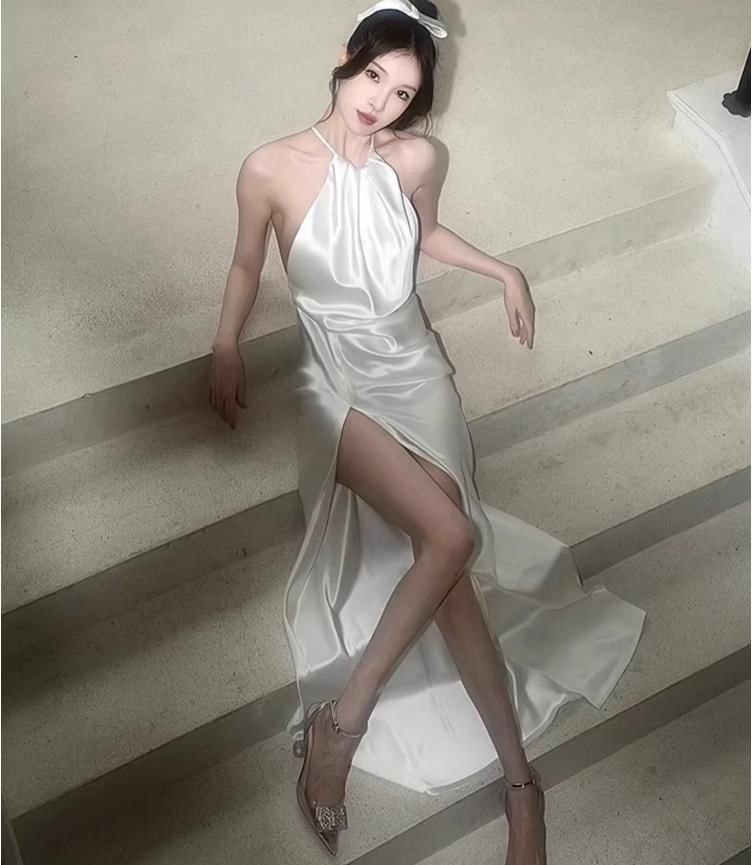 Robe longue en satin uni à col licou et fente dans le dos