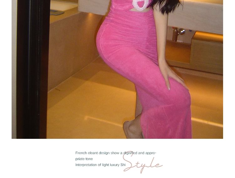 Robe longue moulante bicolore à col licou, découpe en forme de cœur, froncée, dos ouvert, fente