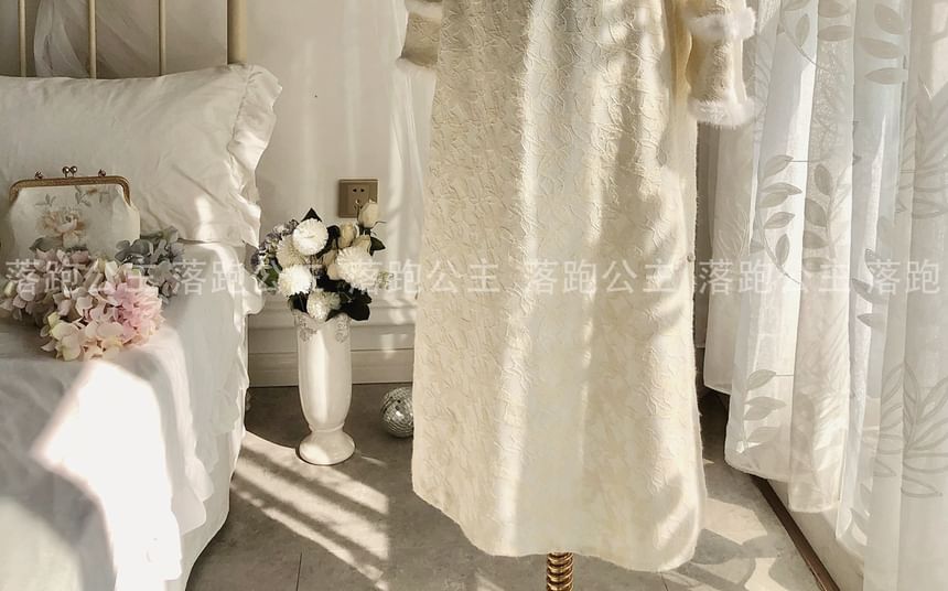 Langärmliges, schlichtes Midi-Qipao mit Stehkragen und Spitze