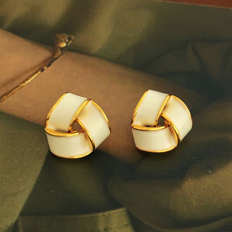 Clous d'oreilles en émail géométrique