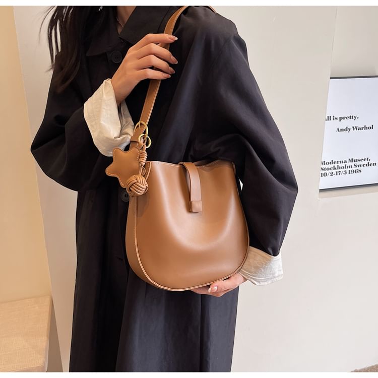 Ensemble : sac à bandoulière en similicuir + pochette