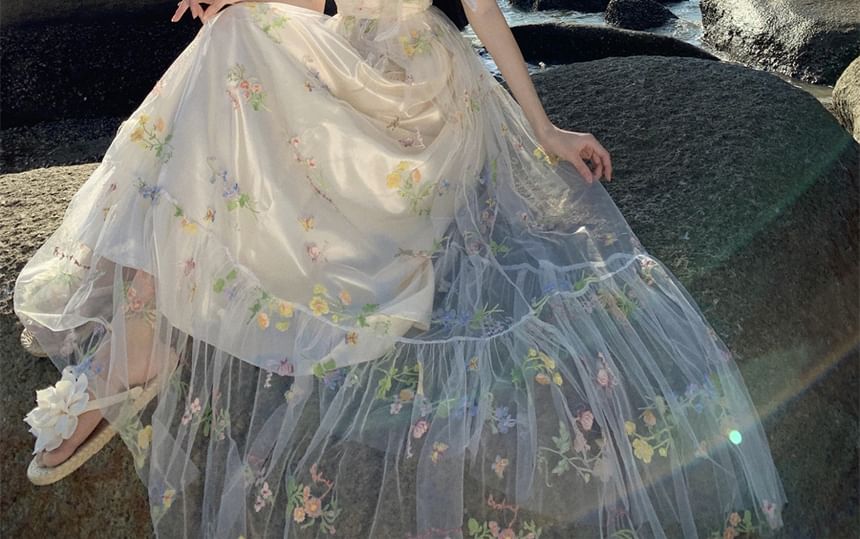 Robe longue en maille froncée à broderies florales et décolleté en cœur à bretelles spaghetti