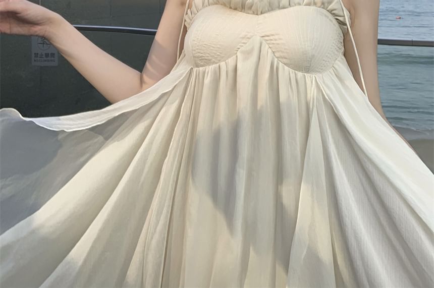 Robe mi-longue asymétrique à col licou et bordure à volants uni dans le dos