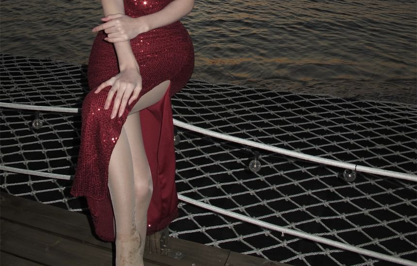 Robe moulante mi-longue fendue à bretelles spaghetti et paillettes