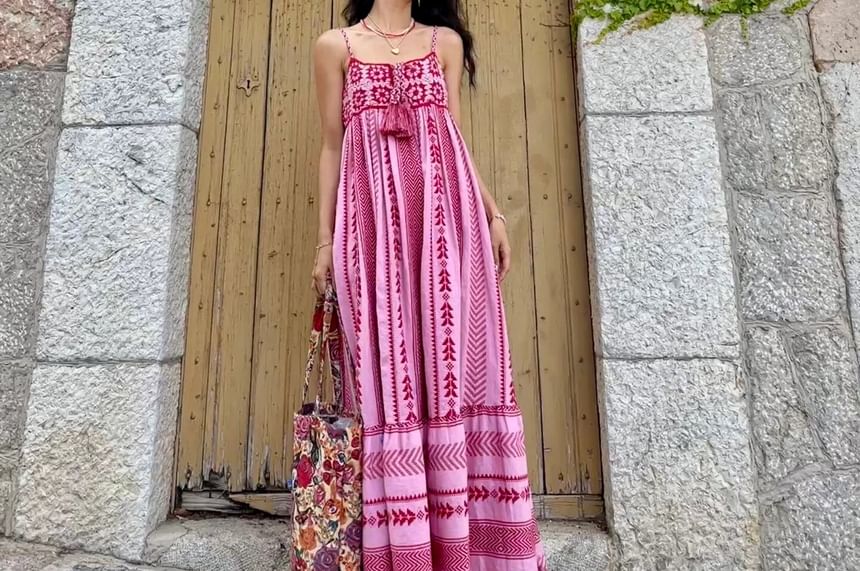 Robe d'été mi-longue à bretelles spaghetti et à empiècements en dentelle au crochet brodée de fleurs et à pompons