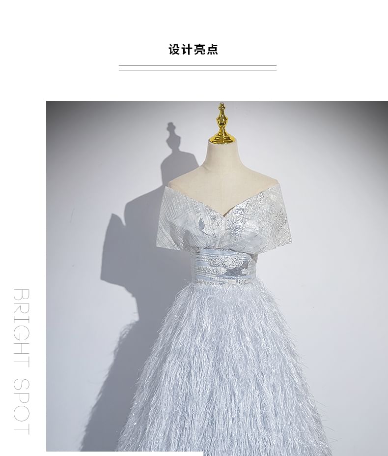 Robe de bal trapèze à épaules dénudées et bordures à franges en sequins