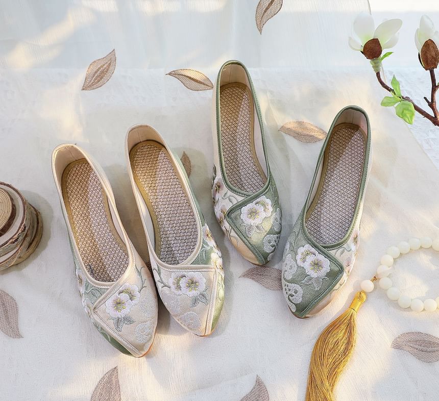 Flower Pumps Low Embroidered Heel