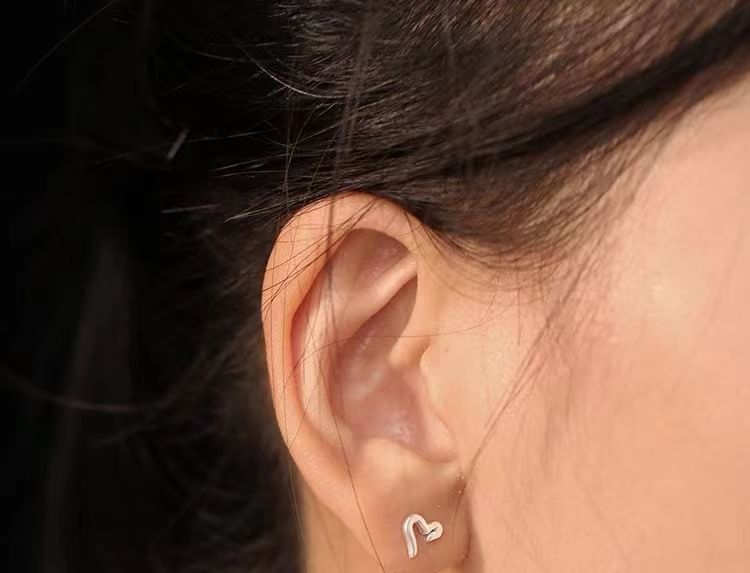 Boucles d'oreilles à tige en forme de cœur en argent sterling