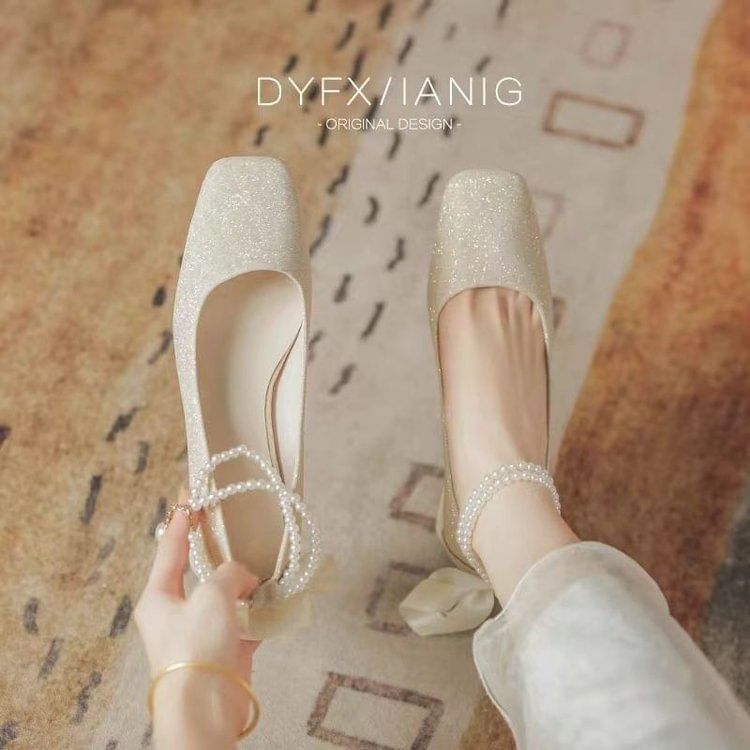 Escarpins à talon épais et bout carré avec bride à la cheville pailletée