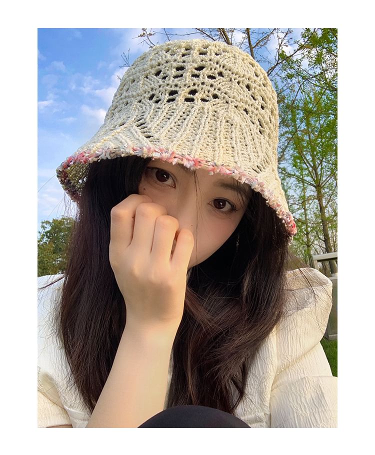 Chapeau cloche en tricot perforé à bordure contrastante