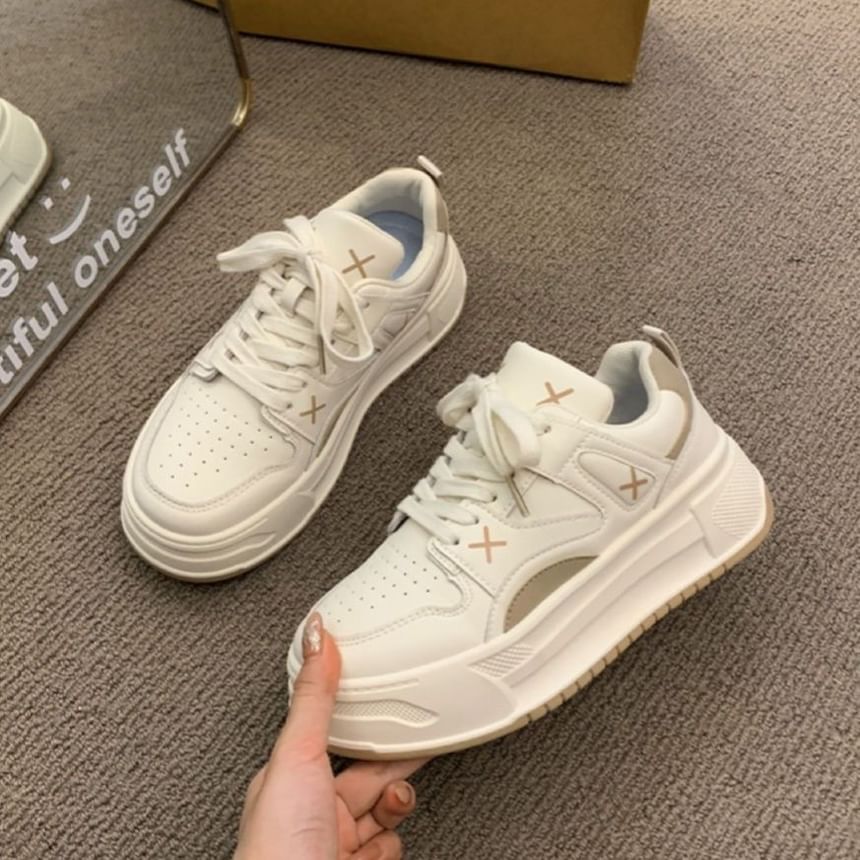 Plateforme en dentelle à imprimé croisé