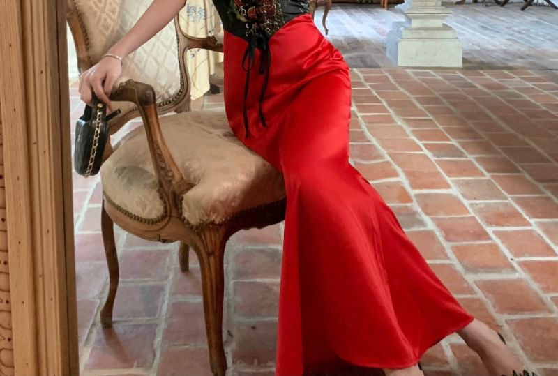 Bretelles spaghetti en dentelle florale