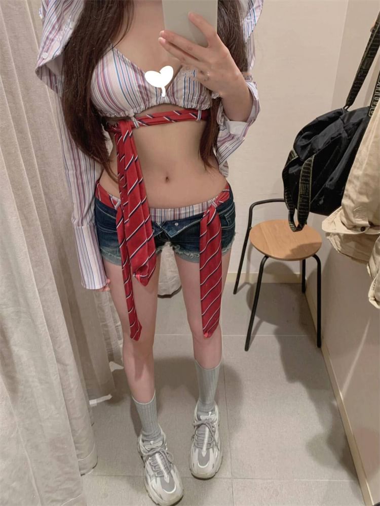 Short taille basse en denim délavé et effiloché