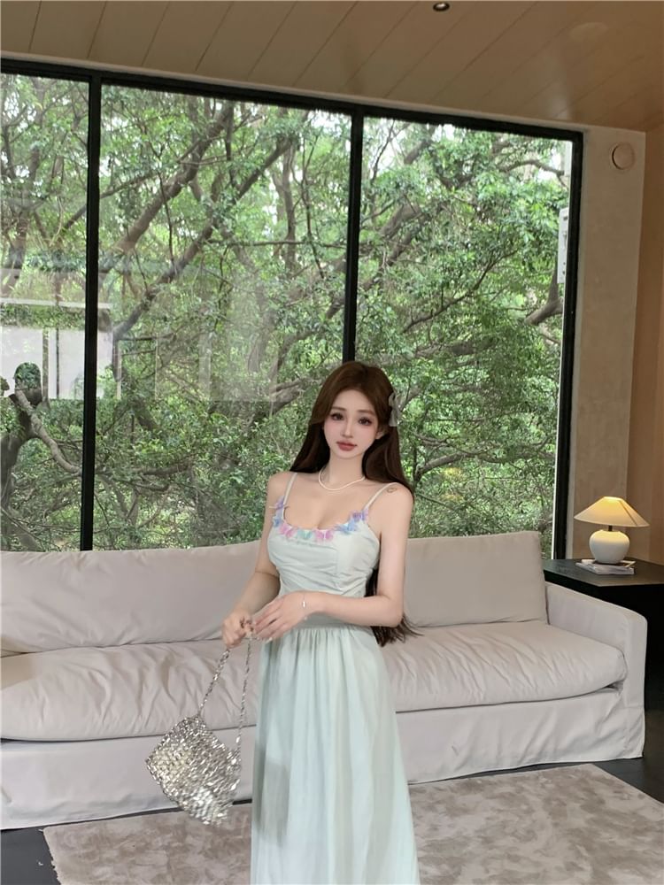 Robe midi unie à bretelles spaghetti A