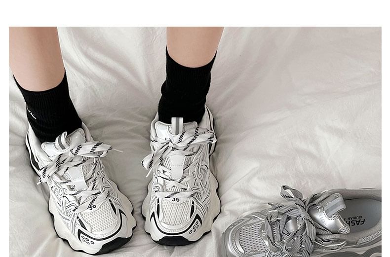 Dentelle à bordure contrastante