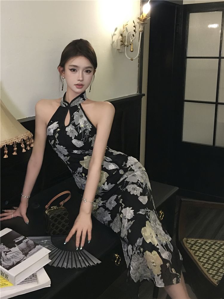 Robe mi-longue moulante à imprimé floral, col licou, col montant, découpe et fente